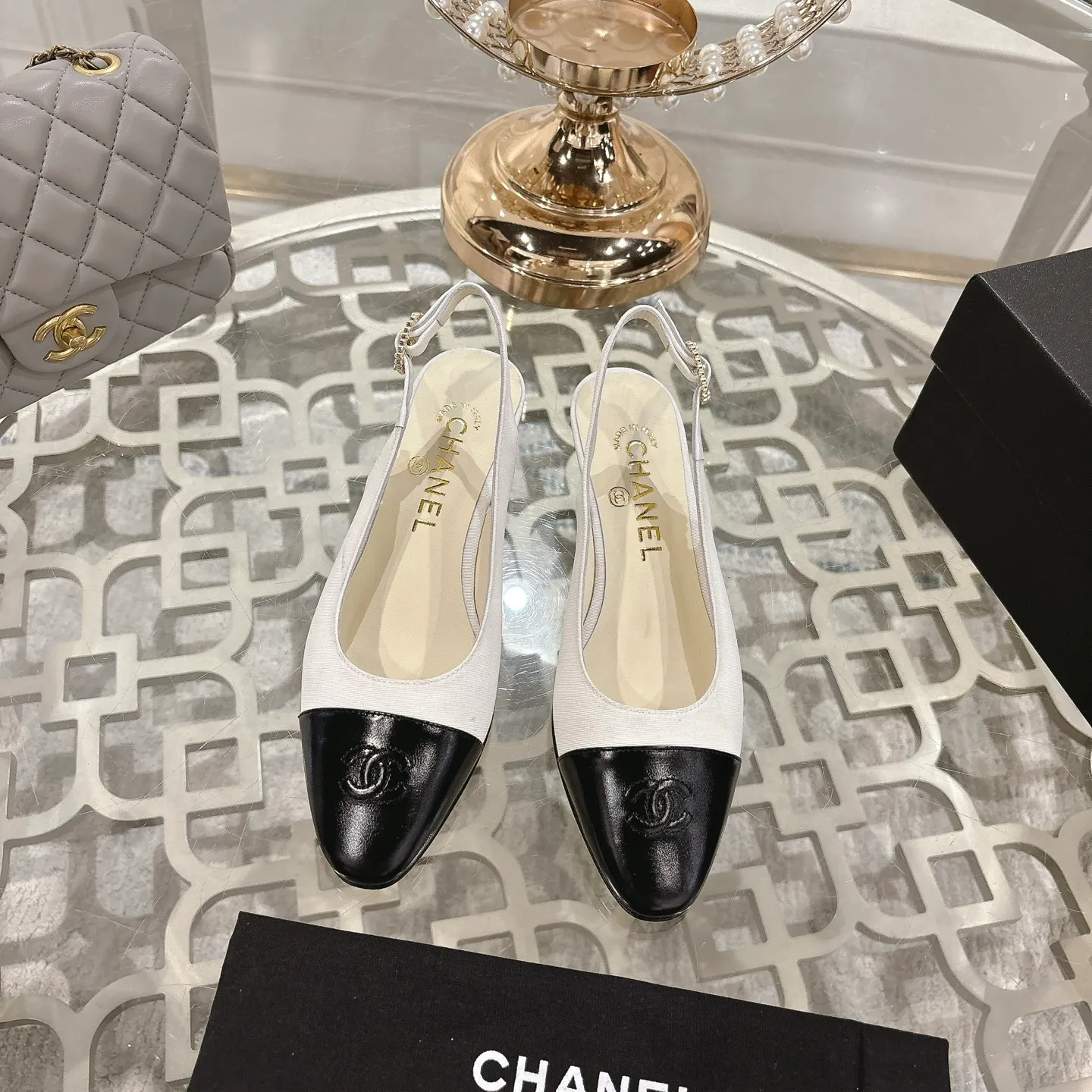 👟👟Ex-factory price 520👟👟 𝐂𝐇𝐀𝐍𝐄𝐋 Xiaoxiang 25𝐬𝐬Spring and summer new products Counter classic Xiaoxiang color-blocked back hollow wedge sandals series new〰 🍬 A must-have in the fashion circle, the matching will interpret the meticulous, minimalist and classic elements that will never fade away 💋Shows a unique dressing style that is too beautiful to say. A must-have for summer... Upper: original high-custom lambskin lining: imported mixed sheepskin lining Outsole: original Italian leather outsole Heel height: 4.5cm Shoe size: 35-39 (40.41.42 customization is not returnable)
